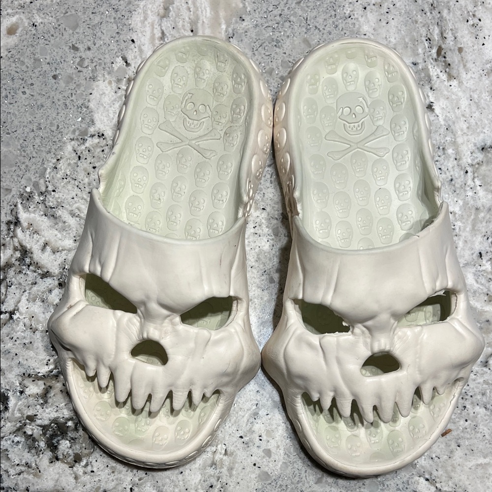 Skull Design White Slides - Size EU38.5 - Picture 2 of 8